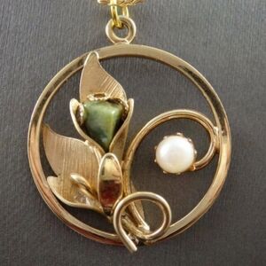Sarah Coventry Circle Flower Pendant w/ Green Agate and Faux Pearl Necklace 18"